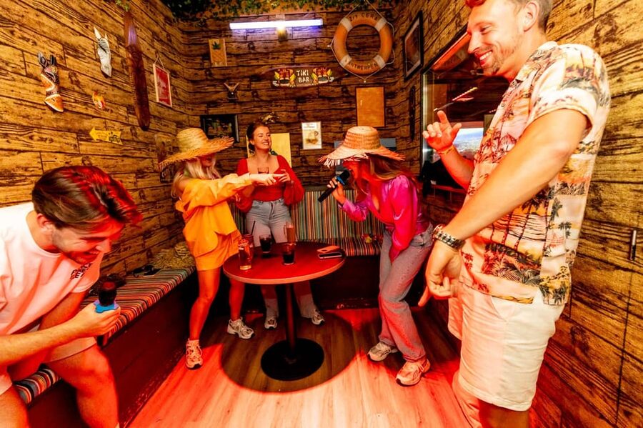 Aloha Amsterdam: Private Karaoke Booth with 20.000 Songs - The Hawaii-themed room: instant fun, no “waiting for the right moment”