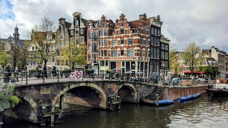 Amsterdam: 2-hour Rembrandt & Van Gogh walking tour - Finding your group at Prins Hendrikkade 95 (and getting oriented fast)