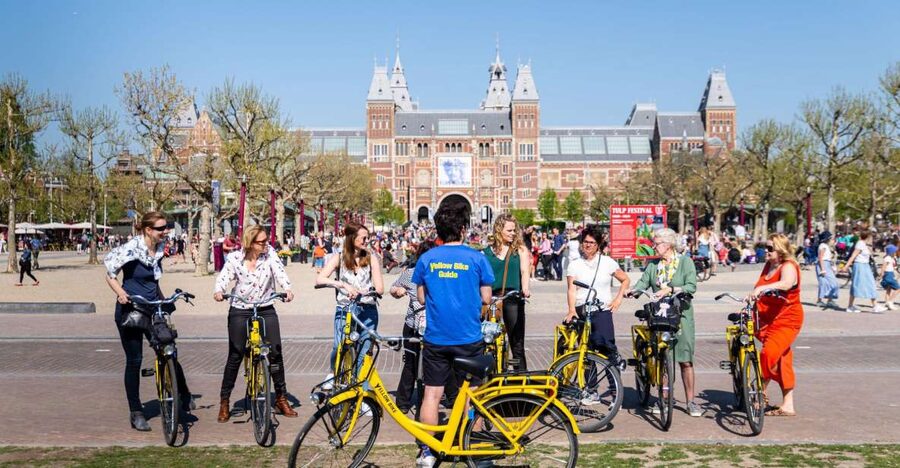 Amsterdam: 3h E-Bike Tour with break - Narrow canals, Rembrandt’s area, and the “why this street” moments