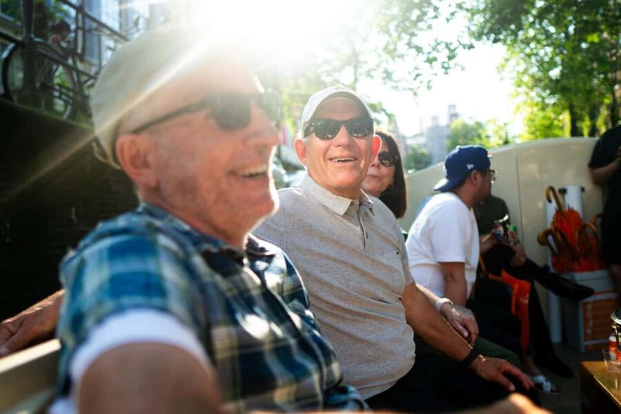Amsterdam: 90 min Cosy Canal Cruise w. Bar & Snacks on board - Why 90 minutes is the right canal-cruise length