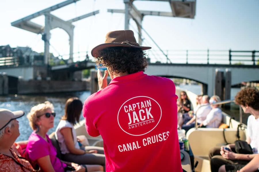 Amsterdam: 90 min Cosy Canal Cruise w. Bar & Snacks on board - The local captain’s storytelling: how you get more out of the canals