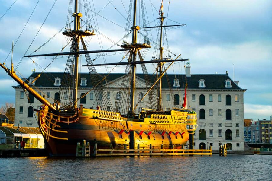 Amsterdam: 90 min Cosy Canal Cruise w. Bar & Snacks on board - Passing Amsterdam’s big landmarks: what you’ll notice as you go
