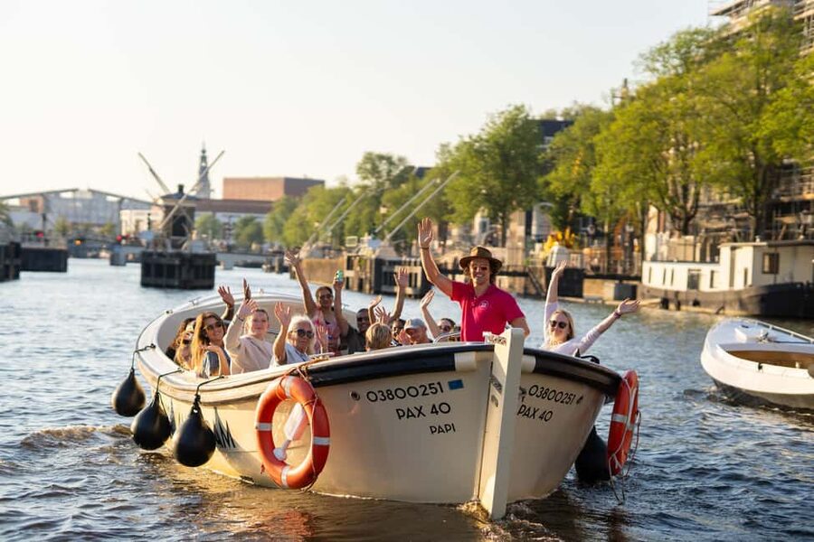 Amsterdam: 90 min Cosy Canal Cruise w. Bar & Snacks on board - Starting near Rijksmuseum or Central Station: two easy anchors