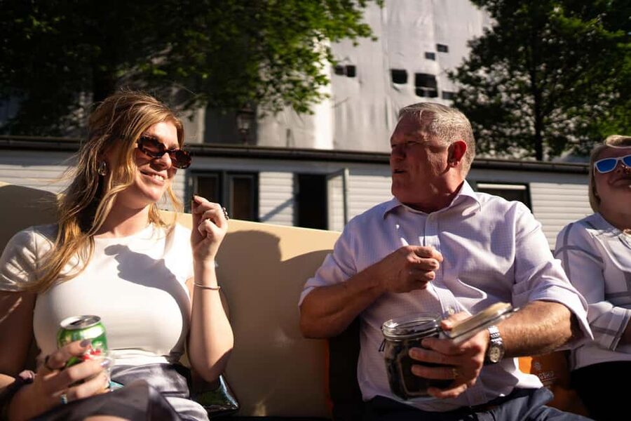 Amsterdam: 90 min Cosy Canal Cruise w. Bar & Snacks on board - What to bring (and what to plan around)