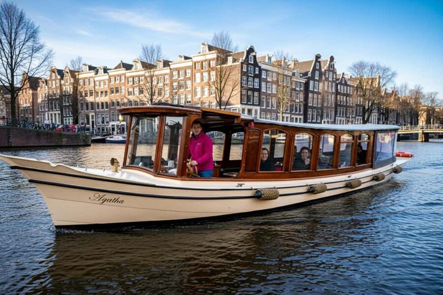 Amsterdam: 90 min Cruise with Local Guide & Unlimited Drinks - Electric cruising and the eco pitch: what 100% CO₂-free means for your day