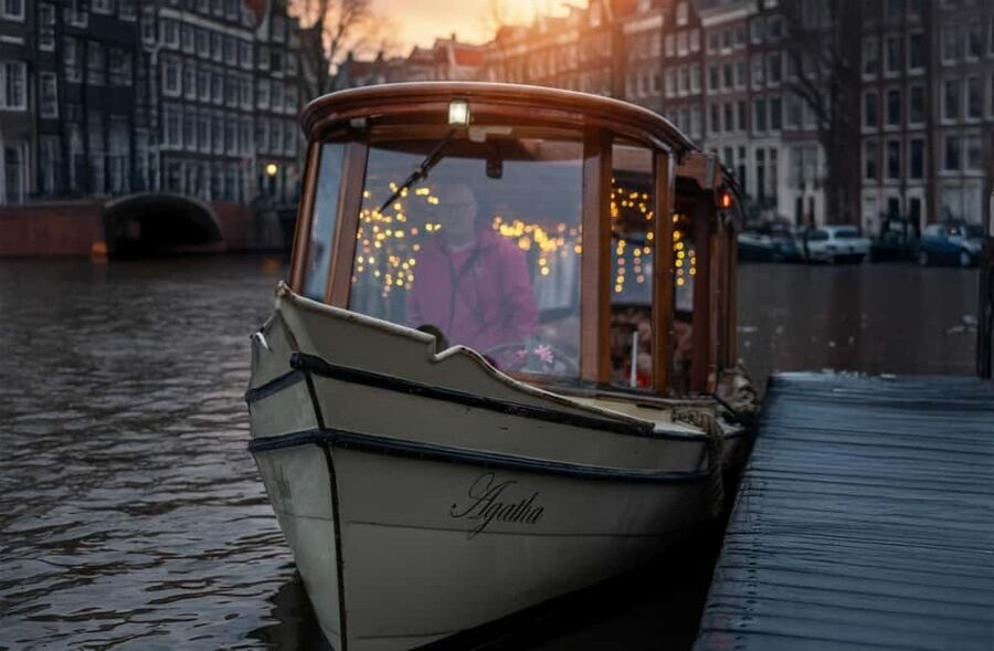 Amsterdam: 90 min Cruise with Local Guide & Unlimited Drinks - Unlimited drinks and Dutch snacks: fun, but know what you’re choosing