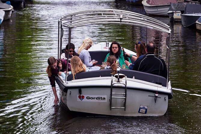 Amsterdam 90-min Private Canal Cruise with Live Guide and Drinks - Reguliersgracht and the Seven Bridges: Classic Amsterdam Framing