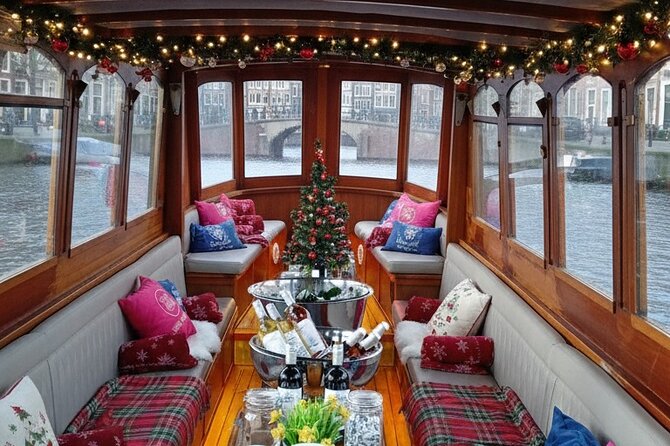 Amsterdam 90 minutes Canal Cruise with bar and snacks on board. - What the live English guide does for you (and when it can feel light)