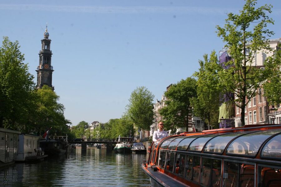 Amsterdam: Amsterdam Dungeon and Canal Cruise Entry Ticket - GPS audio guide in 19 languages: how to use it well