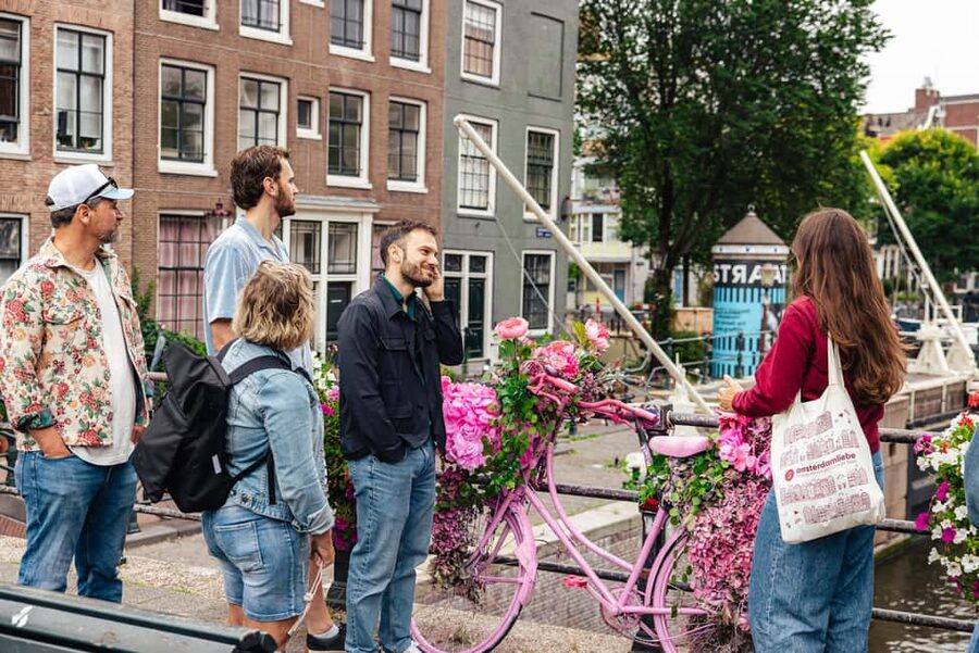 Amsterdam: Anne Frank Guided Walking Tour in DE/EN/IT/ES - Anne Frank’s diary excerpts: why they’re used on the move