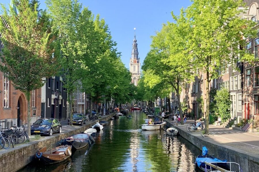 Amsterdam: Anne Frank Guided Walking Tour in DE/EN/IT/ES - Sint Antoniesluis to the memorial mindset: the walk shifts gears