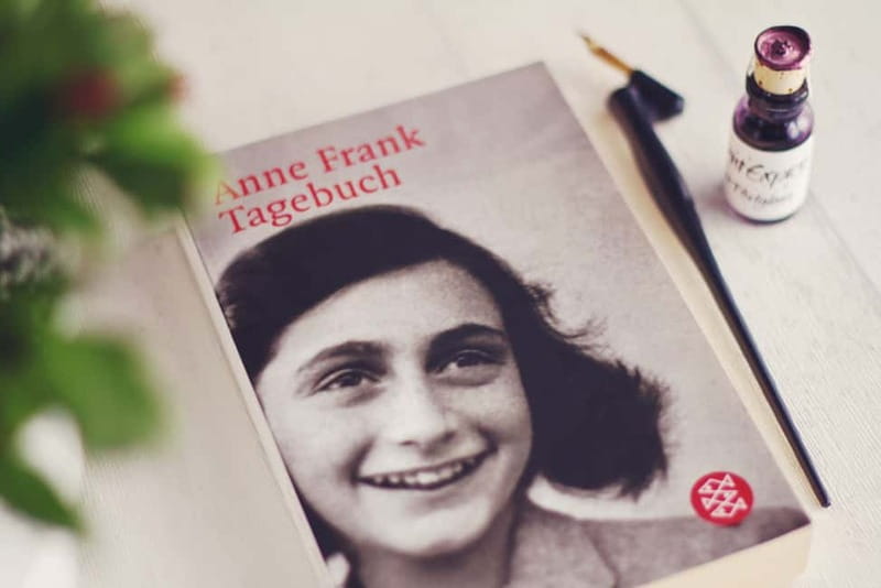 Amsterdam: Anne Frank Guided Walking Tour in DE/EN/IT/ES - Zuiderkerk and the surrounding streets: why this area mattered