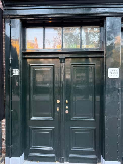 Amsterdam: Anne Frank History Walking Tour - Jewish Quarter stops: Jewish Museum context and the Auschwitz Monument mirrors
