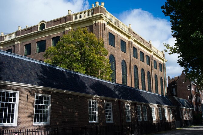 Amsterdam : Anne Frank Tour in EN/DE/IT/ES - Stop 5: South Church and the Black Death Cemetery Connection