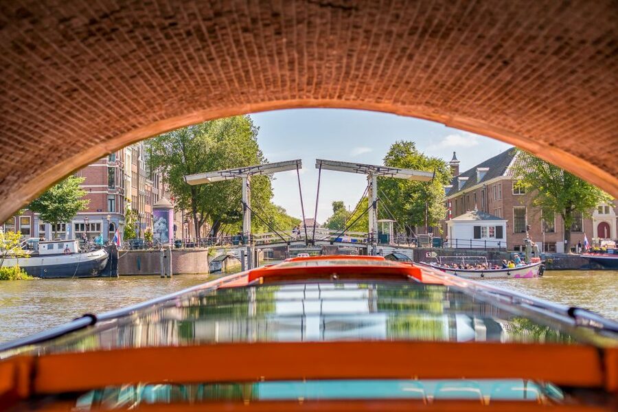 Amsterdam: Body Worlds Exhibition and Canal Cruise - From Damrak to the water: how the 2 hours fit your day