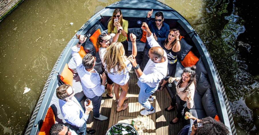 Amsterdam: Canal Belt Private Beer Boat Tour - Beer on Board and the Skipper’s Role (What Makes It Feel Easy)