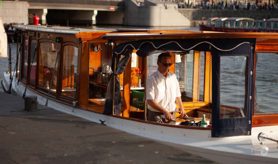 Amsterdam Canal Boat Ride with a Spanish-speaking Guide - A Photo Stop That’s Actually Worth Using