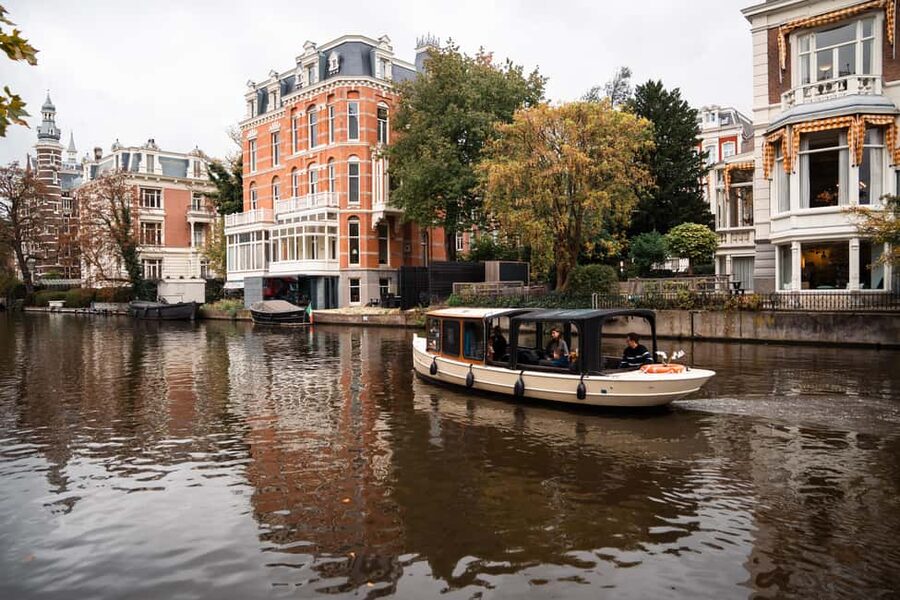 Amsterdam Canal Boat Tour with Live Guide - Shared vs Private: Choosing the Right Time Slice