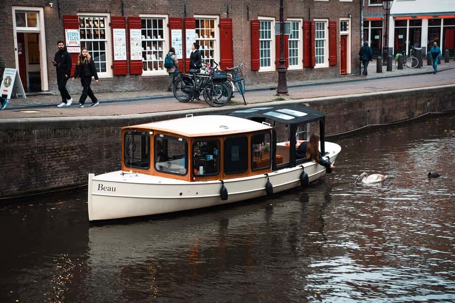 Amsterdam Canal Boat Tour with Live Guide - Your Cruise Time: What Happens During the 1 to 2 Hours