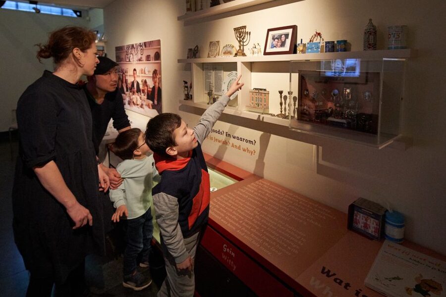 Amsterdam: Canal Cruise and Jewish Cultural Quarter Tickets - Meeting your boat: Stadhouderskade piers and easy landmarks