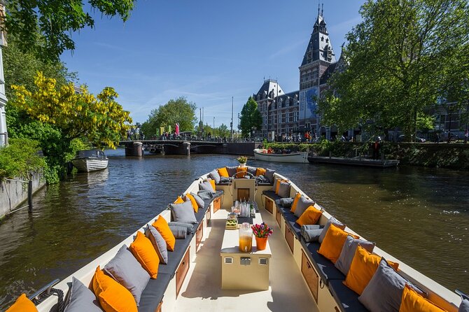 Amsterdam Canal Cruise with German Guide and unlimited drinks - German guide energy: Marta, Sanja, Ines, Joschka, Justus, and Joshua