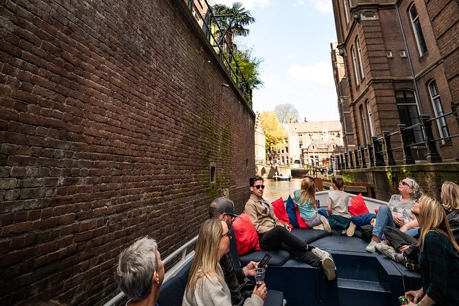 Amsterdam Canal Cruise with Live Guide and Two Drinks - Nine Streets From Canal Level: Stylish Without Feeling Like Shopping