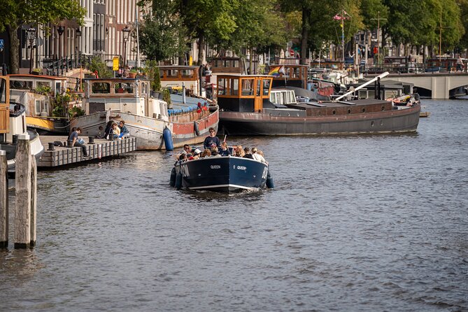 Amsterdam Canal Cruise with Live guide & Two drinks - Central St. - How the pace feels: small, informal, and not a nonstop lecture