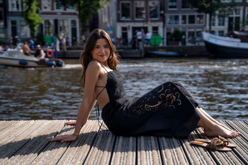 Amsterdam Canals Photoshoot: Private Solo, Family or Couples - A private Amsterdam canals photoshoot that feels more like a date than a chore