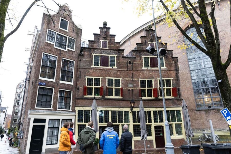 Amsterdam Central Walking Tour - Where you start: Nieuwezijds Kolk (and why that’s a smart choice)