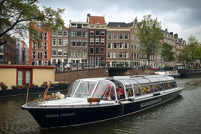 Amsterdam Classic Canal Cruise with Live Guide and Two Drinks - Key points to know before you board