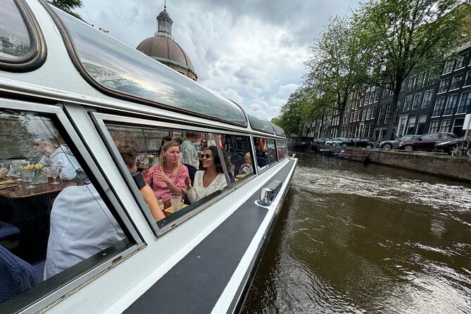 Amsterdam Classic Canal Cruise with Live Guide and Two Drinks - Why a one-hour canal cruise is the fastest way to get your bearings