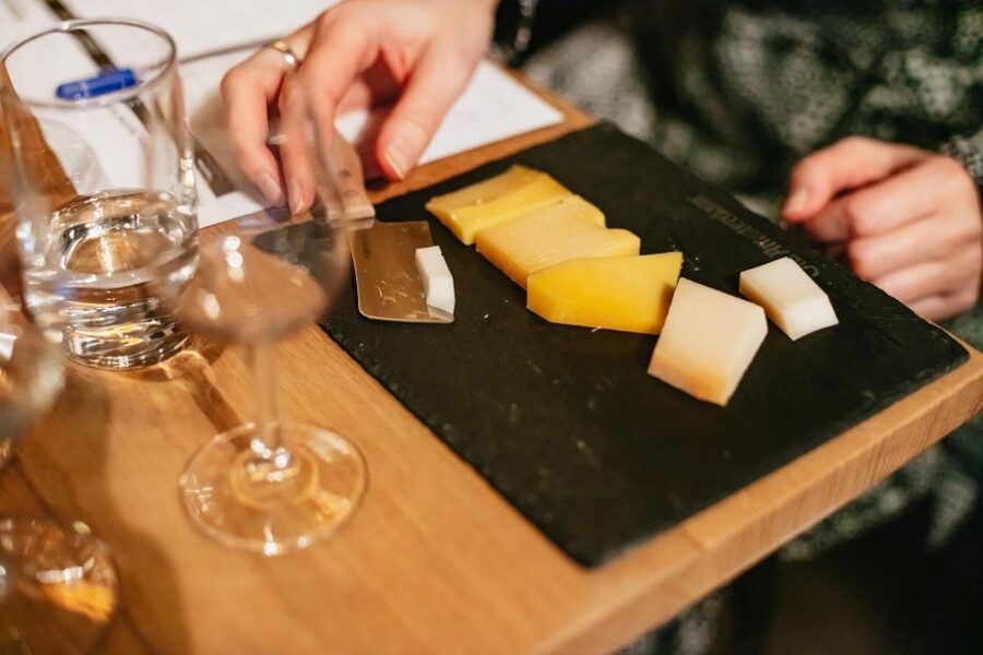 Amsterdam: Dutch Cheese Tasting Experience with Wine - The 20% Shop Discount: How to Buy Without Regret