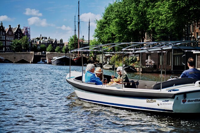 Amsterdam Essence in German: 90-minute waterway trip - Skipper Paap at the helm: what you’ll see and how the guide helps