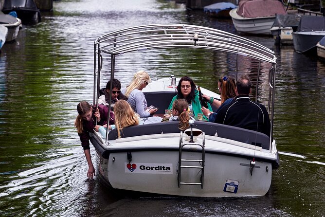 Amsterdam Essence in German: 90-minute waterway trip - Price and value: what $148.23 per person really buys
