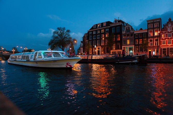 Amsterdam Evening Cocktail Cruise with snacks - Getting On Board at Damrak 16 Without the Stress