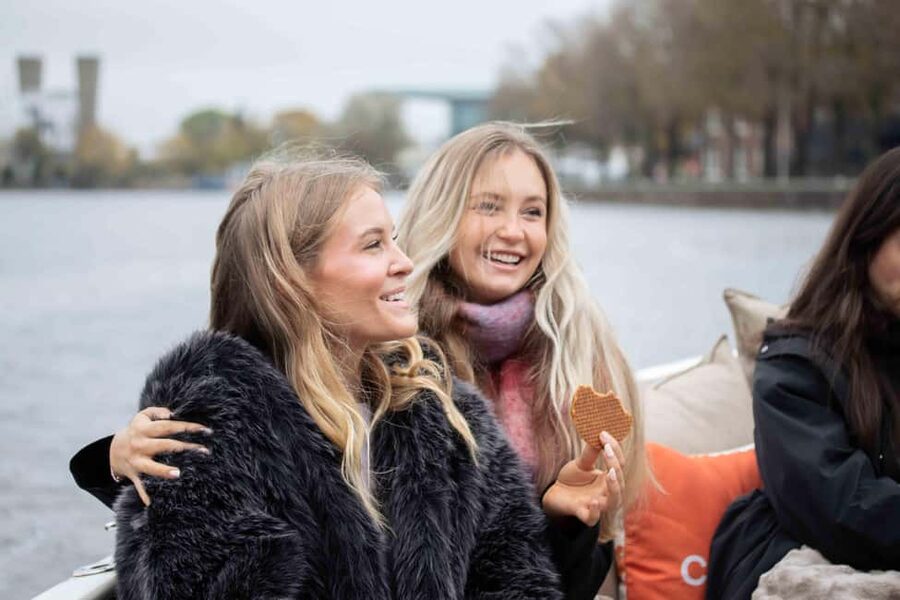 Amsterdam: Evening Lights Cruise incl. Cocktail & Waffle - The First Sip: Friendship in a Storm + Stroopwafel
