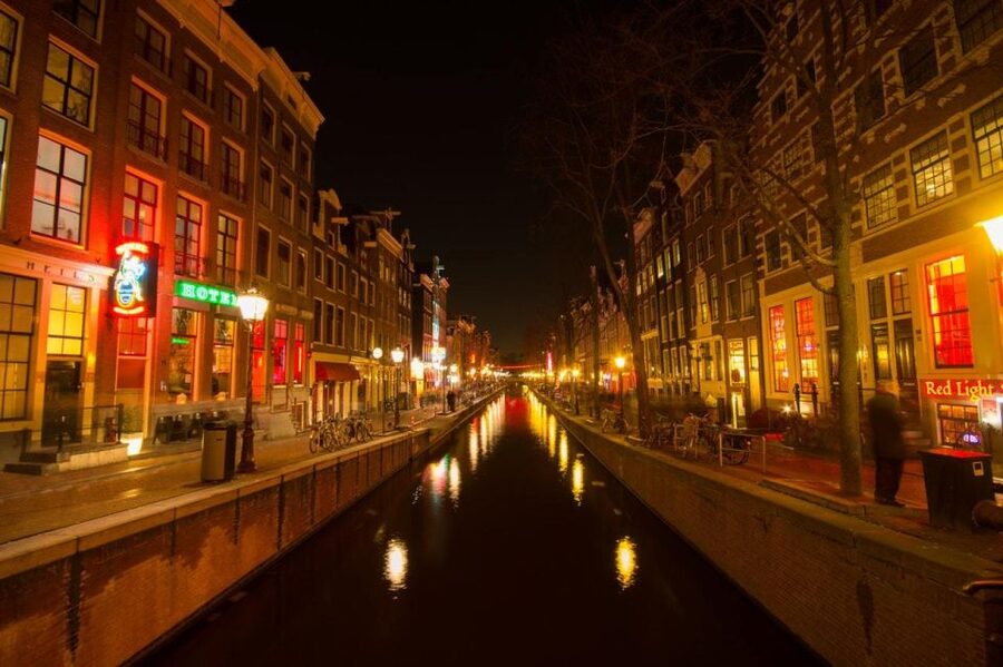 Amsterdam: Exclusive Red Light District Tour and Drink - Finding Your Starting Point: Park Plaza Victoria Hotel to Central Amsterdam
