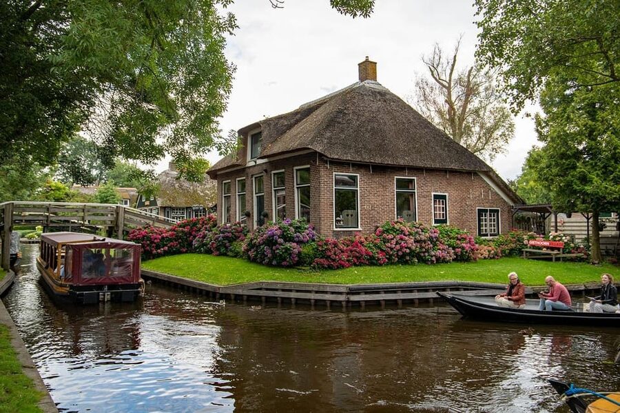 Amsterdam: Explore Giethoorn in a Private Tour with Driver - Lunch and flexible breaks inside the 6-hour flow
