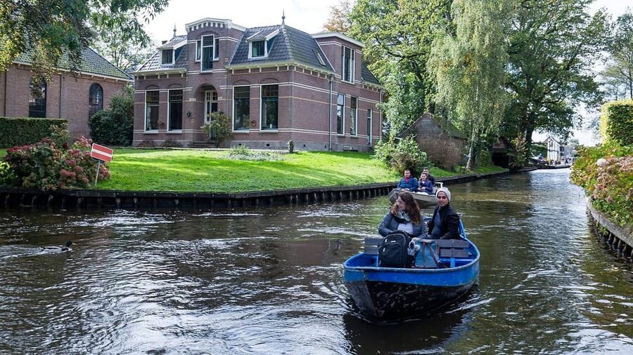 Amsterdam: Explore Giethoorn in a Private Tour with Driver - Giethoornsche Lake: a second hour that changes the story