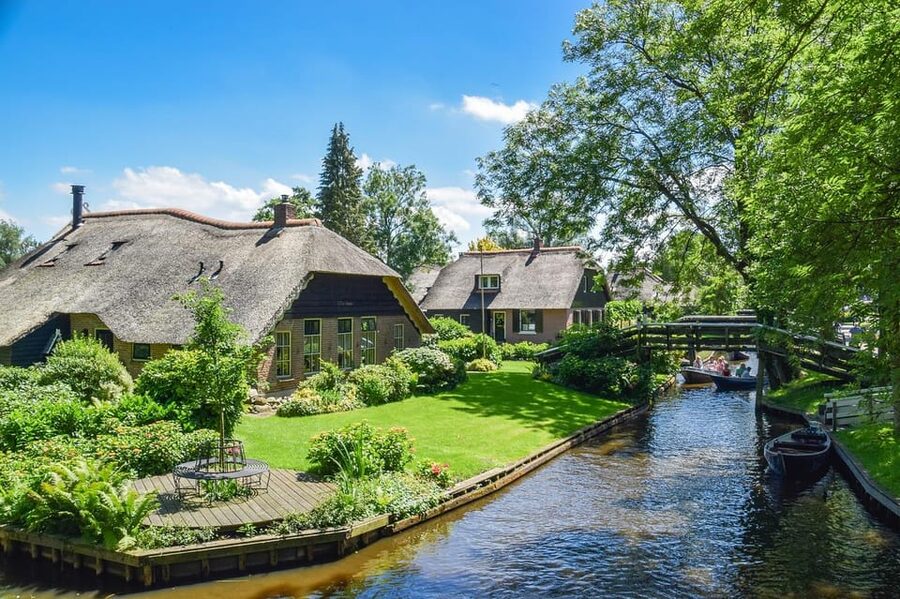 Amsterdam: Explore Giethoorn in a Private Tour with Driver - Price and value: when $736 per group makes sense