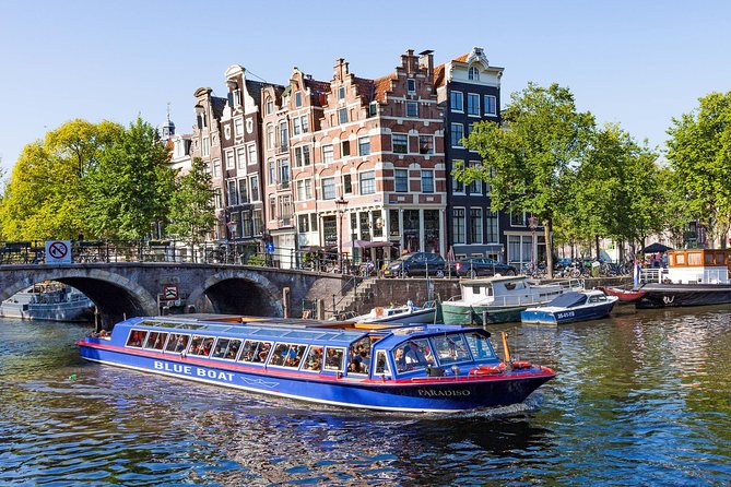 Amsterdam Family-Friendly Canal Cruise with Snackbox Option - Audio commentary vs a live guide: how to make the recording work for you