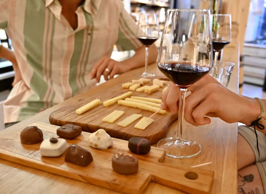 Amsterdam: Food Tour with Drinks by Spui, Canals and Jordaan - Meeting point at Gastrovino on Spui Square: start where the flavor begins