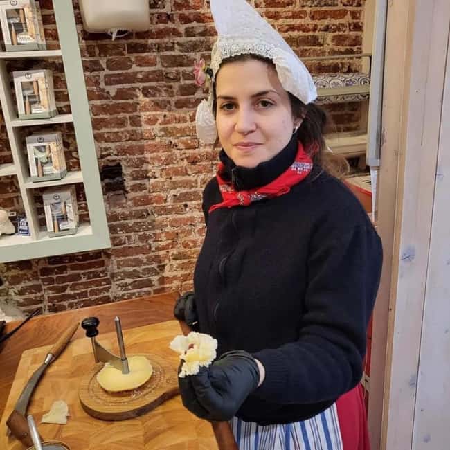 Amsterdam: Food Walking Tour - Cheese tasting at Henri Willig: 20 varieties and sweet-sour sauces