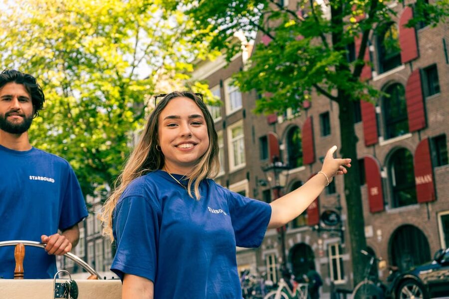 Amsterdam: German Guided Canal Cruise with on Board Bar - German-guided canal views from the Amstel: what makes it worth $25