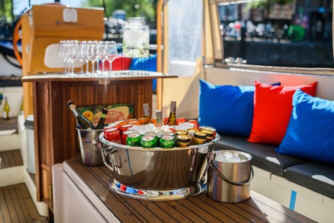 Amsterdam: German-speaking boat trip with bar on board - Electric open boat on the Amstel: why this style works