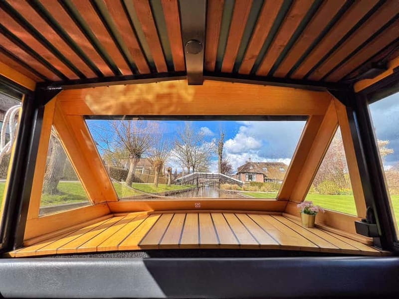Amsterdam: Giethoorn, Afsluitdijk and Zaanse Schans Day Trip - The guide can make or break the day