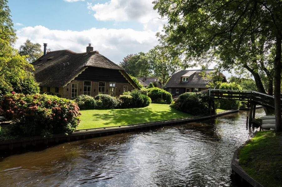 Amsterdam: Giethoorn Tour Scenic Cruise, Cheese & Free Time - Your 3 hours of free time: how to walk Giethoorn without wasting it