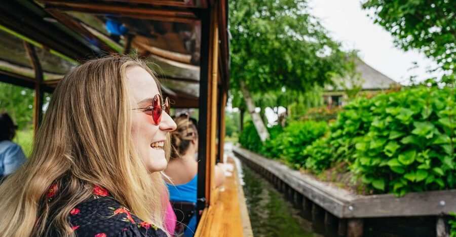 Amsterdam: Giethoorn, Volendam, and Zaanse Schans Tour - Giethoorn: The Car-Free Canals That Make the Day Feel Worth It