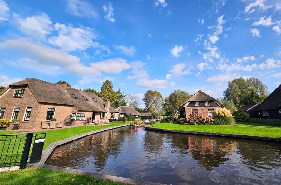 Amsterdam: Giethoorn, Zaandam & Zaanse Schans Tour w/ Pickup - Zaanse Schans Windmills: More Than a Pretty Picture Wall
