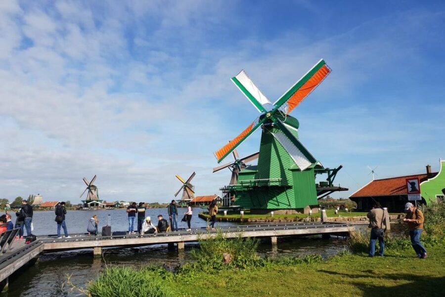 Amsterdam: Giethoorn, Zaandam & Zaanse Schans Tour w/ Pickup - Crossing to Giethoorn: Drive Through the Netherlands’ Water Story